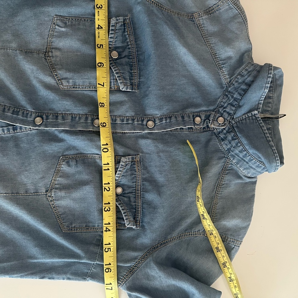 STRADIVARIUS DENIM SHIRT PEARL SNAP WOMENS BLUE BUTTON UP LONG SLEEVE SMALL - Picture 4 of 5